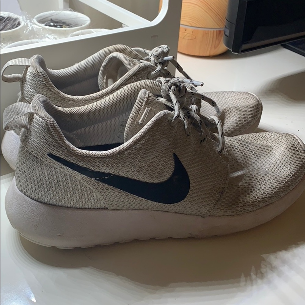 Light gray Nike Roshes